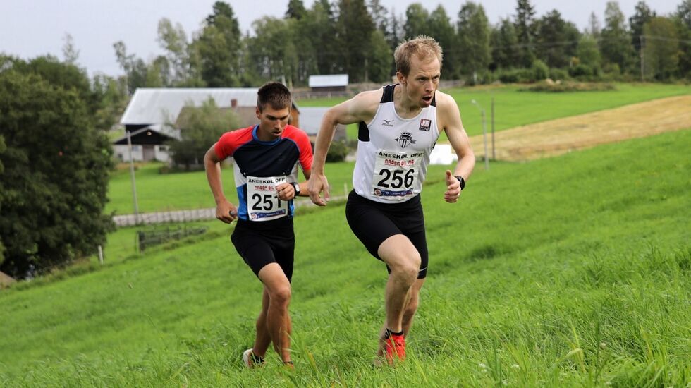 Øivind Heiberg Sundby foran Geir Steig i bakkene opp fra Mjøsa. (Foto: Bjørn Hytjanstorp)