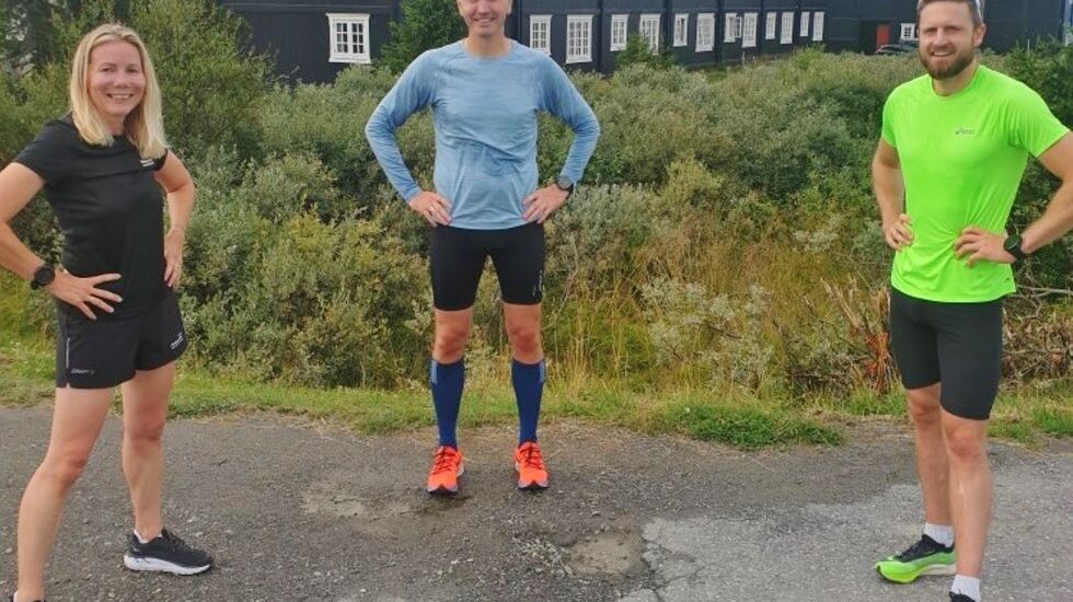 Fire av deltagerne på kondissamlinga på Ilsetra valgte å løpe Kondisløpet 10 km på søndagen. Vi ser Anne Woldmo, Stig Fjeldahl og Jon Shaw. (Foto: Tim Bennett)