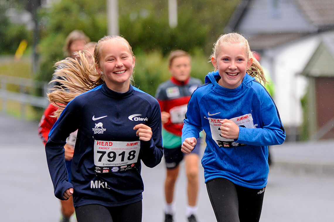 Mathea Karlsen Regreid og Isabella Thue Refsdal koser seg igjennom den første kilometeren. (Alle foto: Arne Dag Myking)