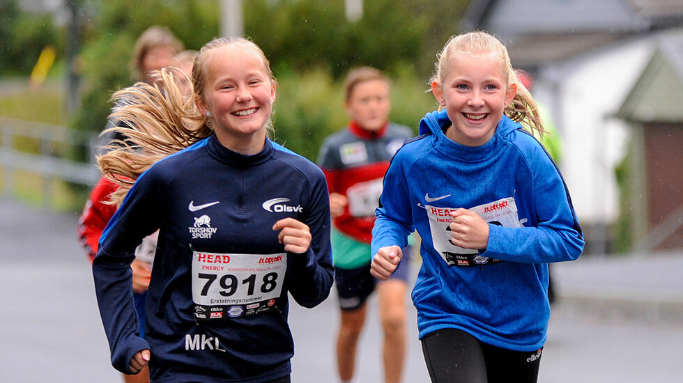 Mathea Karlsen Regreid og Isabella Thue Refsdal koser seg igjennom den første kilometeren. (Alle foto: Arne Dag Myking)