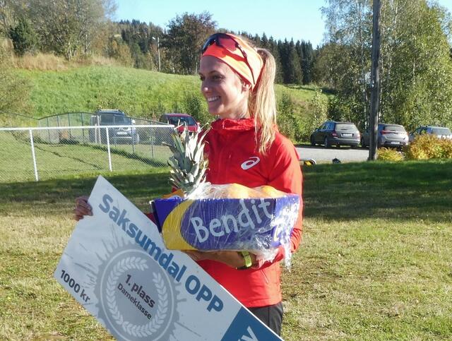 Det er snart klart for 2021-versjonen av Saksumdal OPP. Her med vinneren fra både 2019 og 2020 - Merete Weng. (Foto: Ole Geir Hammershaug)