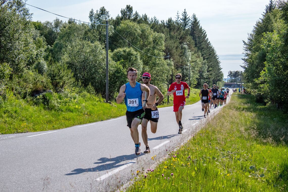 Like etter starten på 10 km i forrige løp, med Johan Bugge i tet. (Foto: Karl Gustav Hetland)