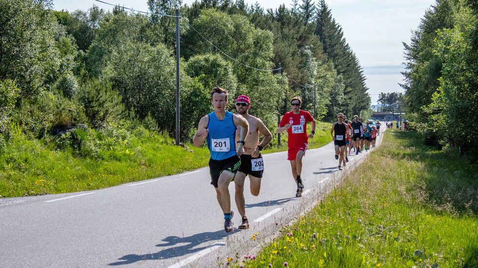 Like etter starten på 10 km i forrige løp, med Johan Bugge i tet. (Foto: Karl Gustav Hetland)