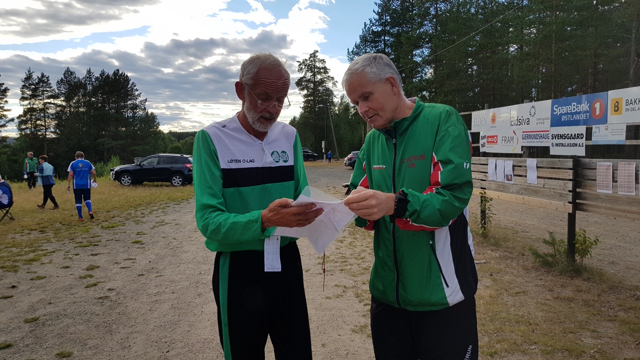 Knut Johan Schjerve diskuterer l¢ype med l¢ypelegger.jpg