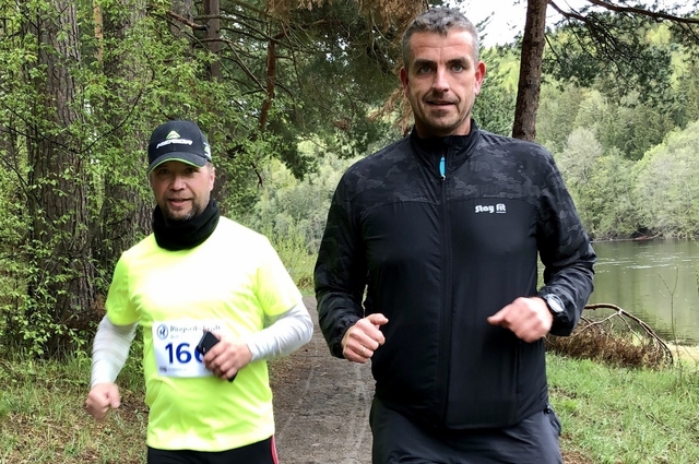 Even Kristoffersen - til høyre - løper 50 km på Hønefoss