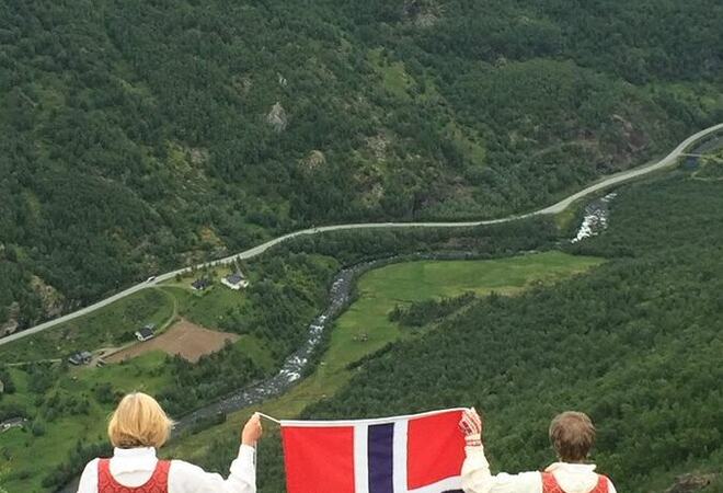Flagg over Spansdalen ©Evy Hansen