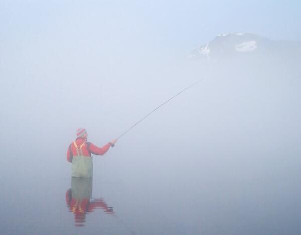 Mann fisker i tåke ©Hans Erik Børve
