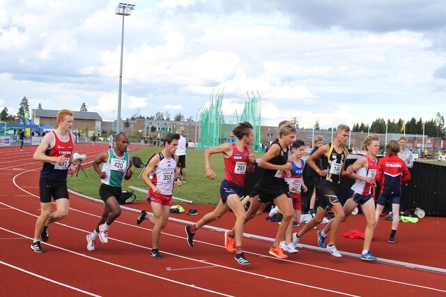 3000 meter for G17 var delt opp i to heat, der de antatt raskeste startet i andre heat. Bildet er fra 1. heat der Johannes Dalland var raskest med 8:57,75 og en 10. plass totalt. (Foto: Olav Engen)