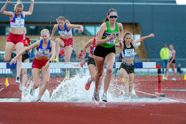 Full fart over vanngrava for J15 på 1500 meter hinder. (Foto: Samuel Hafsahl)