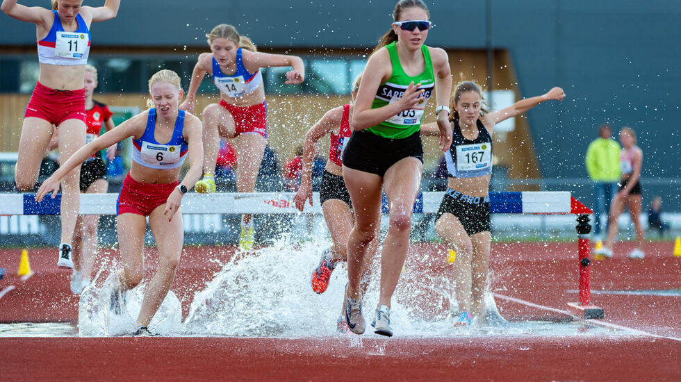 Full fart over vanngrava for J15 på 1500 meter hinder. (Foto: Samuel Hafsahl)