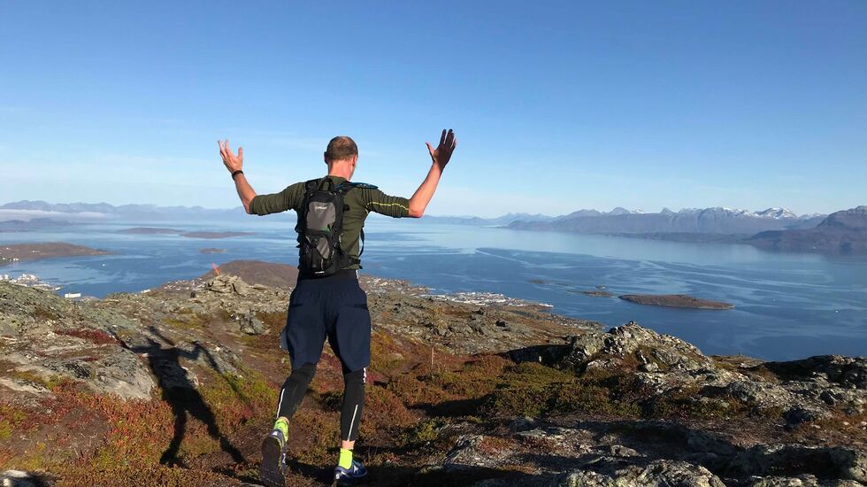 Løperne opplever flott utsikt underveis på Harstad Summits Trail. (Arrangørfoto)