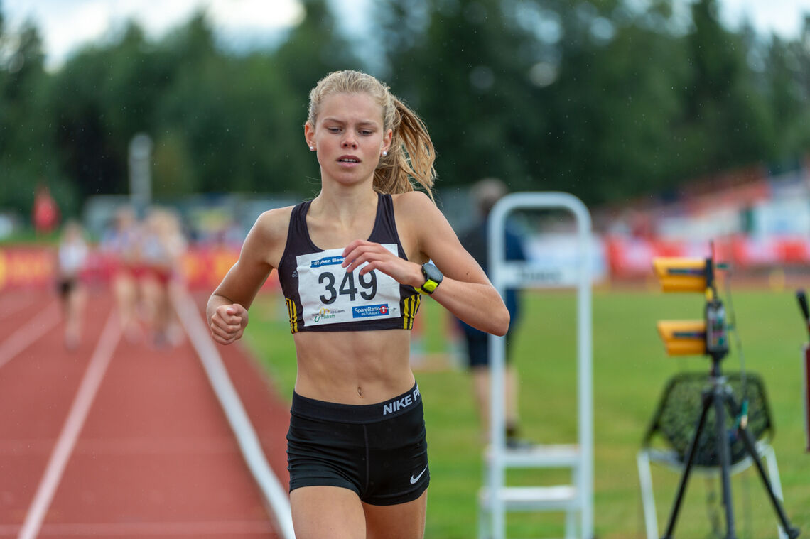 Malin Hoelsveen var suverent raskest av jentene 15-16 år på 800 meter.  (Foto: Samuel Hafsahl)