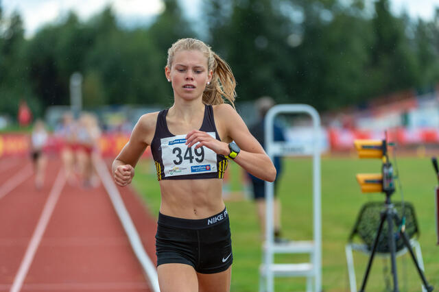 Malin Hoelsveen var suverent raskest av jentene 15-16 år på 800 meter.  (Foto: Samuel Hafsahl)