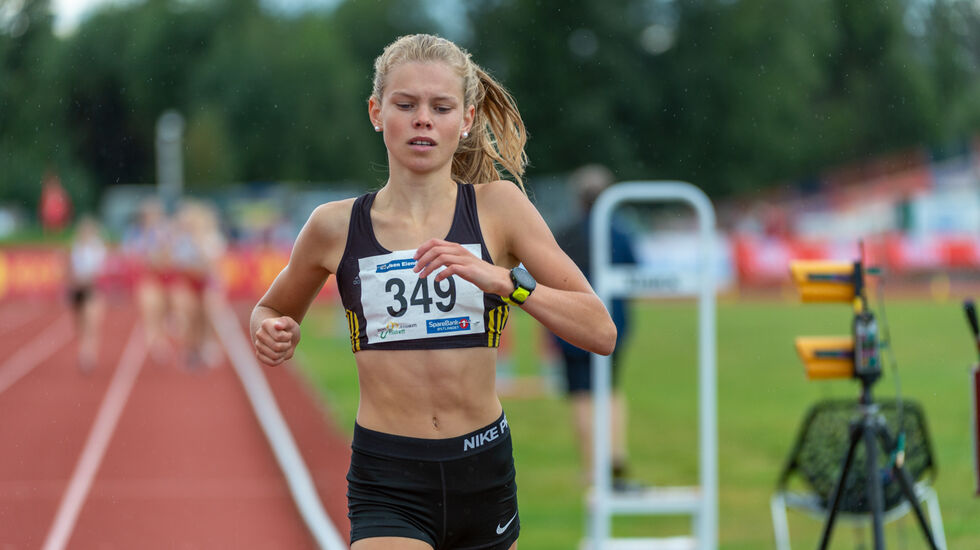 Malin Hoelsveen var suverent raskest av jentene 15-16 år på 800 meter. (Foto: Samuel Hafsahl)