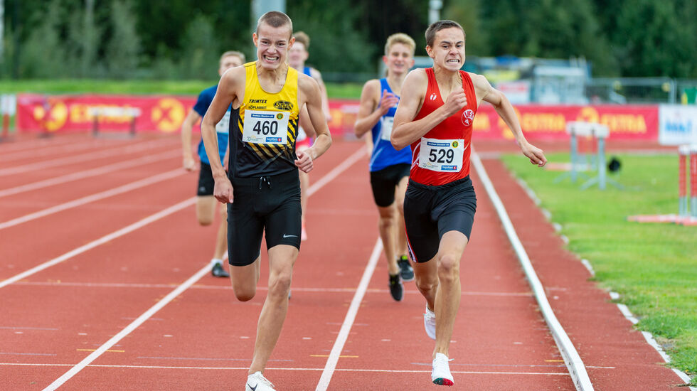 Dagens sensasjon. Casper Granheim Åkvik og Sigurd Egeland Valseth spurter om heatseier i heat 2. Det ble sensasjonelt gull og sølv. (Foto: Samuel Hafsahl)