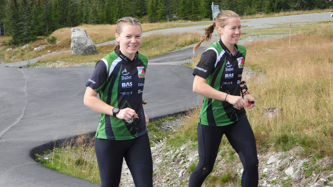 Søstrene Westli Andersen varmer opp. De løp inn til gull og 4. plass i D21. 