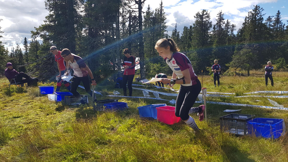 Vinner D17-18 Kristine Kravdal ut fra start.