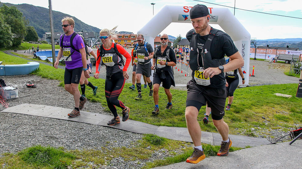 Hele formiddagen startet det puljer med løpere fra Montana, klar for å komme seg opp til Ulriken. (Foto: Arne Dag Myking)