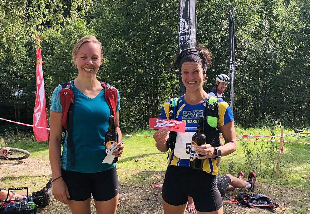 Hanne Kristiansen (til høyre) var først i mål av kvinnene med Guro Langødegård Hoel på en klar andreplass. (Foto: arrangøren) 
