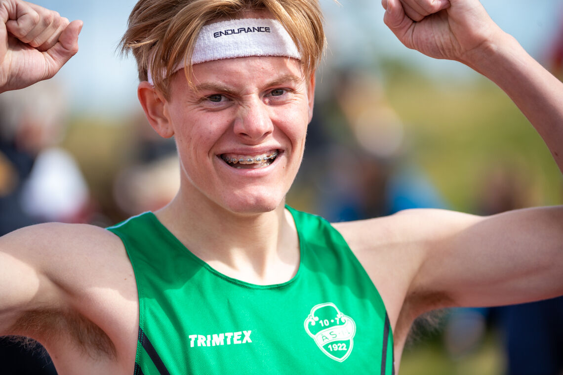 Ole Jakob Høsteland Solbu jubler for UM-gull på 800 meter i G17. (Foto: Samuel Hafsahl)