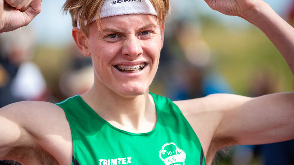 Ole Jakob Høsteland Solbu jubler for UM-gull på 800 meter i G17. (Foto: Samuel Hafsahl)