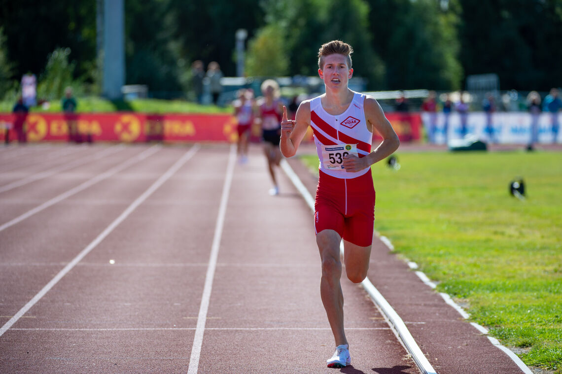 Andreas Fjeld Halvorsen med seiersgest inn til gull på 2000 meter. (Foto: Samuel Hafsahl)