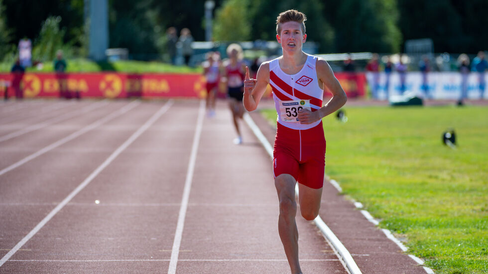 Andreas Fjeld Halvorsen med seiersgest inn til gull på 2000 meter. (Foto: Samuel Hafsahl)