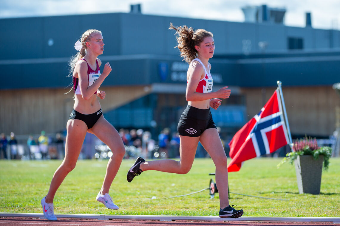 Anna Marie Nordengen Sirevåg vant 3000 meter J16 i UM, her er hun foran sølvvinner Leona Andersen Vedvik. (Foto: Samuel Hafsahl)