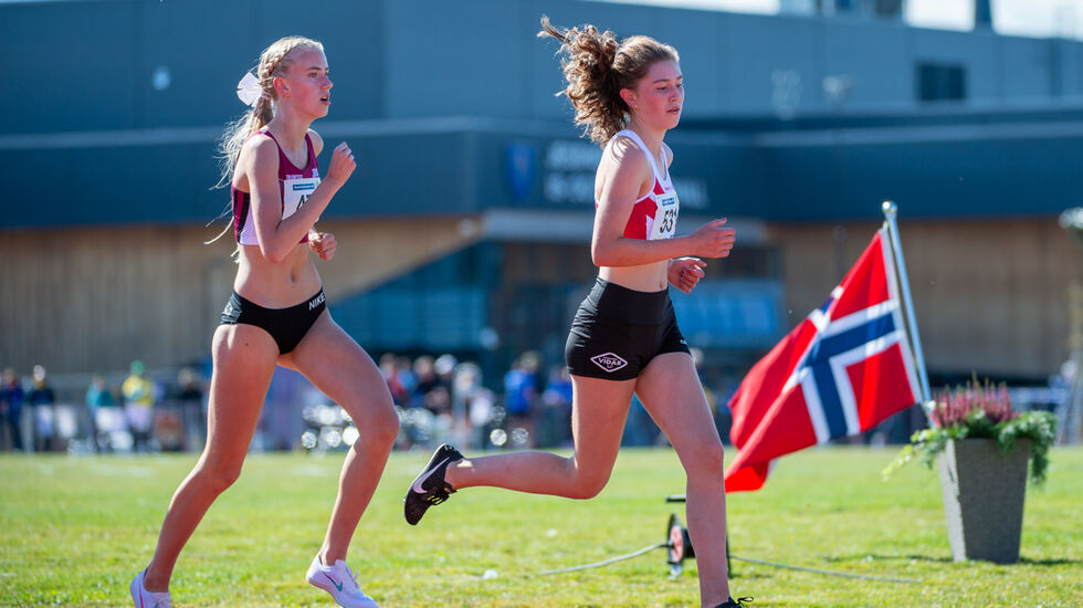 Anna Marie Nordengen Sirevåg vant 3000 meter J16 i UM, her er hun foran sølvvinner Leona Andersen Vedvik. (Foto: Samuel Hafsahl)