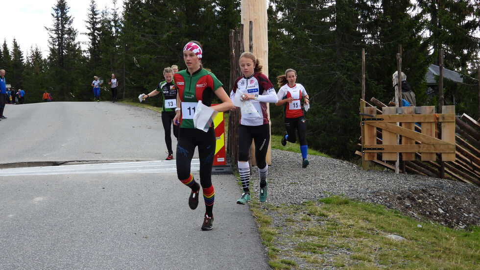 Teten i D17 ut på 1. etappe ledet an av Martine Skjelsvik, Lillehammer OK.