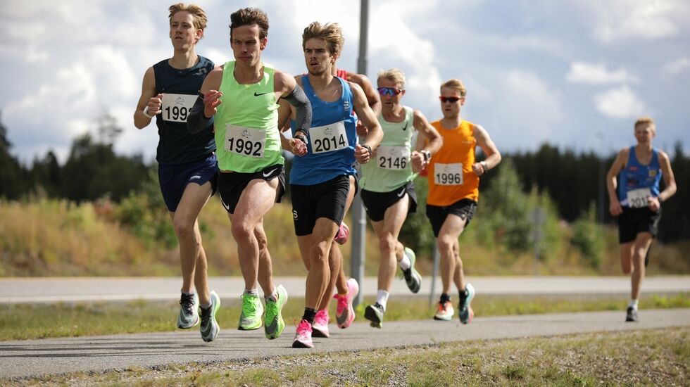 Tetfeltet på 5 km med Ådne Bekkestad, Ronny Losoa, Emil Sørgård, Johan-Jørgen Lindgaard Strømberg og Lars Muren. (Foto: Bjørn Hytjanstorp)