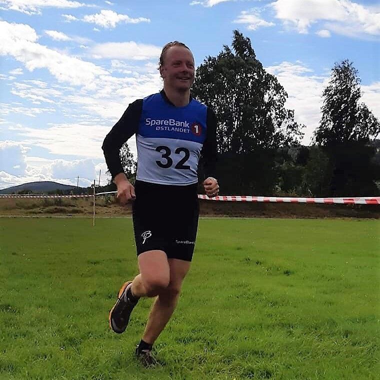 John Anders Gaustad mot mål på gamle tomter.