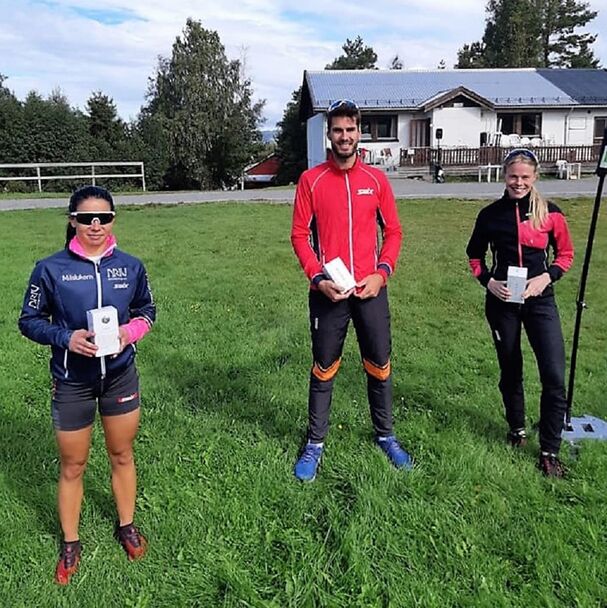 Tre løypevinnere samlet: Cathrine Andersen (til v.) som vant 17 km for damer sammen med begge vinnerne på 11 km, Per-Arne Bakken og Solveig Torsvik.