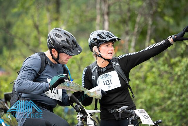 Veivalg og taktikk er sentralt i en multisportkonkurranse som AIM Challenge. Her ser vi mix-paret Helene Holmvik og Fredrik Sætren diskutere veien videre. (Foto: AIM Challenge)