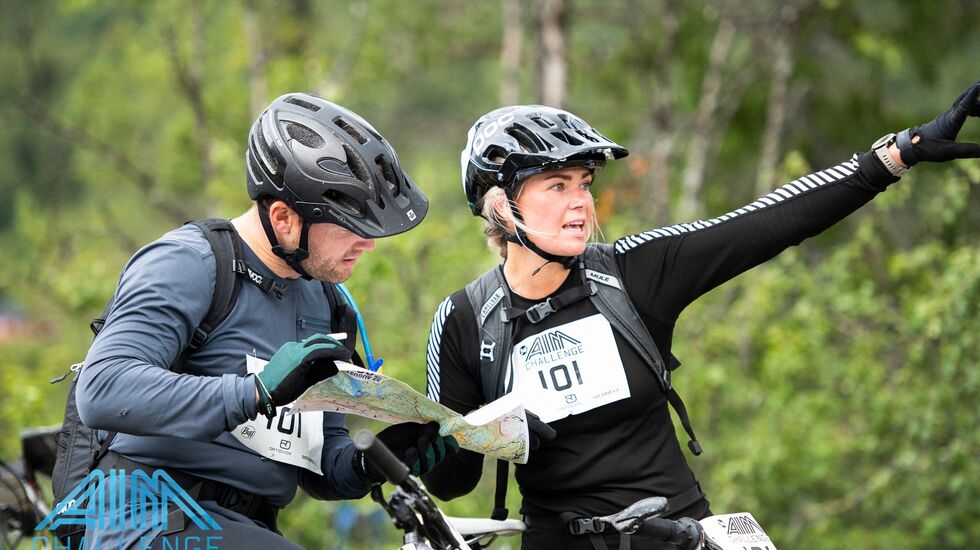 Veivalg og taktikk er sentralt i en multisportkonkurranse som AIM Challenge. Her ser vi mix-paret Helene Holmvik og Fredrik Sætren diskutere veien videre. (Foto: AIM Challenge)