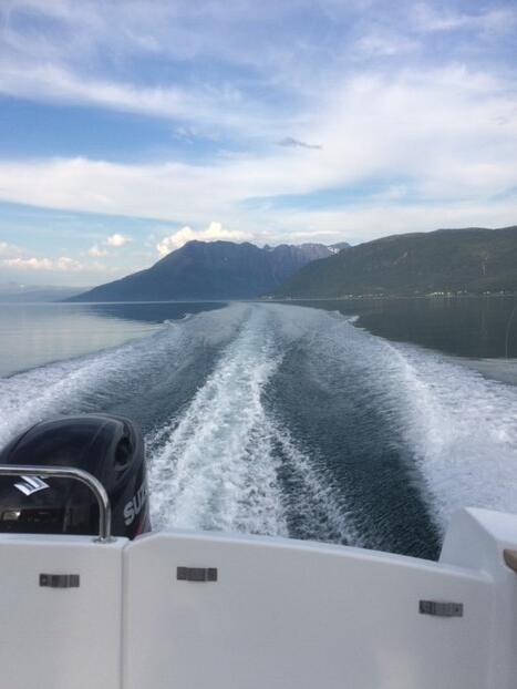 ©Evy Hansen Båtmotor på havet ©Evy Hansen