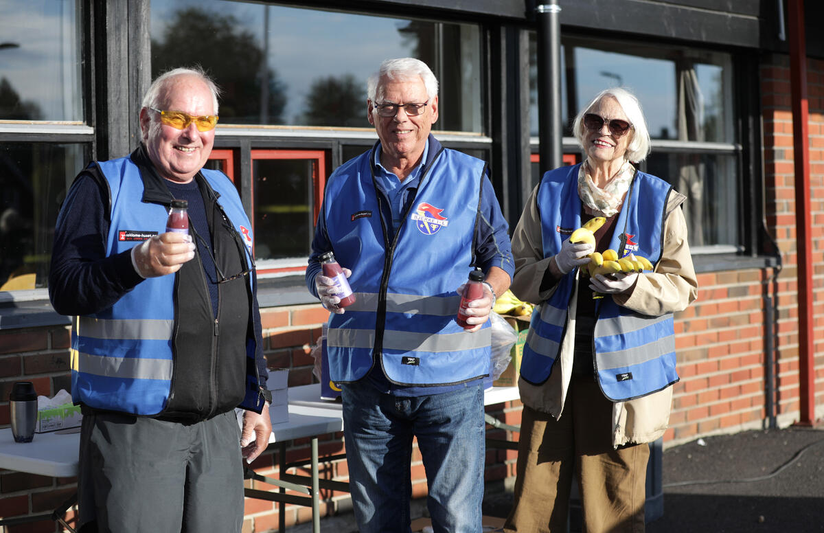 Kjell Sollien - Bjørn Jahr og Grethe Møllerstad alle fra Nannestad Revmatikerforening delte ut  Smoothie - is og bananer