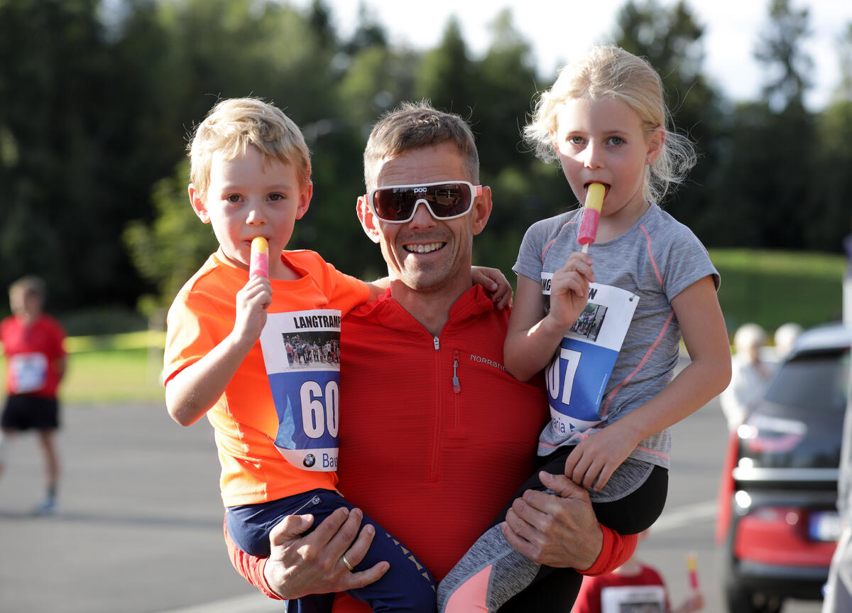 Rune Morten Johansen fra Maura med sine to barn Vemund (4) og Marte (6)