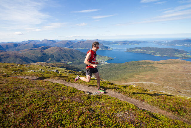 Ola Hovdenak stiller til start i Torvikbukt 6 topper der løyperekordholderen blant annet utfordres av fjorårsvinner Sebastian Krogvik. Bildet er fra 2017. (Foto: Daniel Kvalvik)