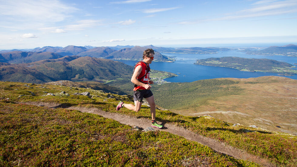 Ola Hovdenak stiller til start i Torvikbukt 6 topper der løyperekordholderen blant annet utfordres av fjorårsvinner Sebastian Krogvik. Bildet er fra 2017. (Foto: Daniel Kvalvik)