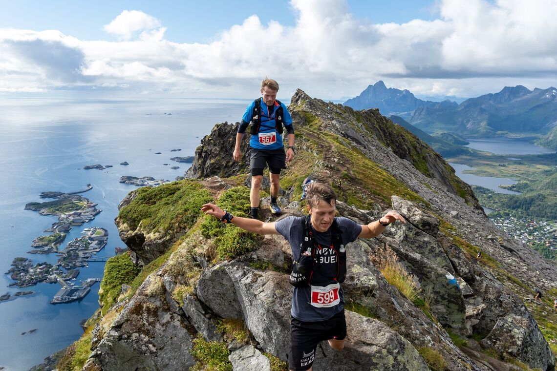 Det var fantastiske kulisser som møtte deltagerne i Lofoten High5.På bildet ser vi Anders Løvik og Svein Arne Fosseng, to av 167 løpere som fullførte løpet. (Foto: Kuba Gurdak)