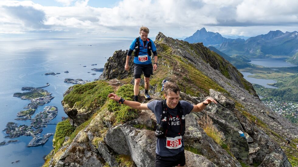 Det var fantastiske kulisser som møtte deltagerne i Lofoten High5.På bildet ser vi Anders Løvik og Svein Arne Fosseng, to av 167 løpere som fullførte løpet. (Foto: Kuba Gurdak)