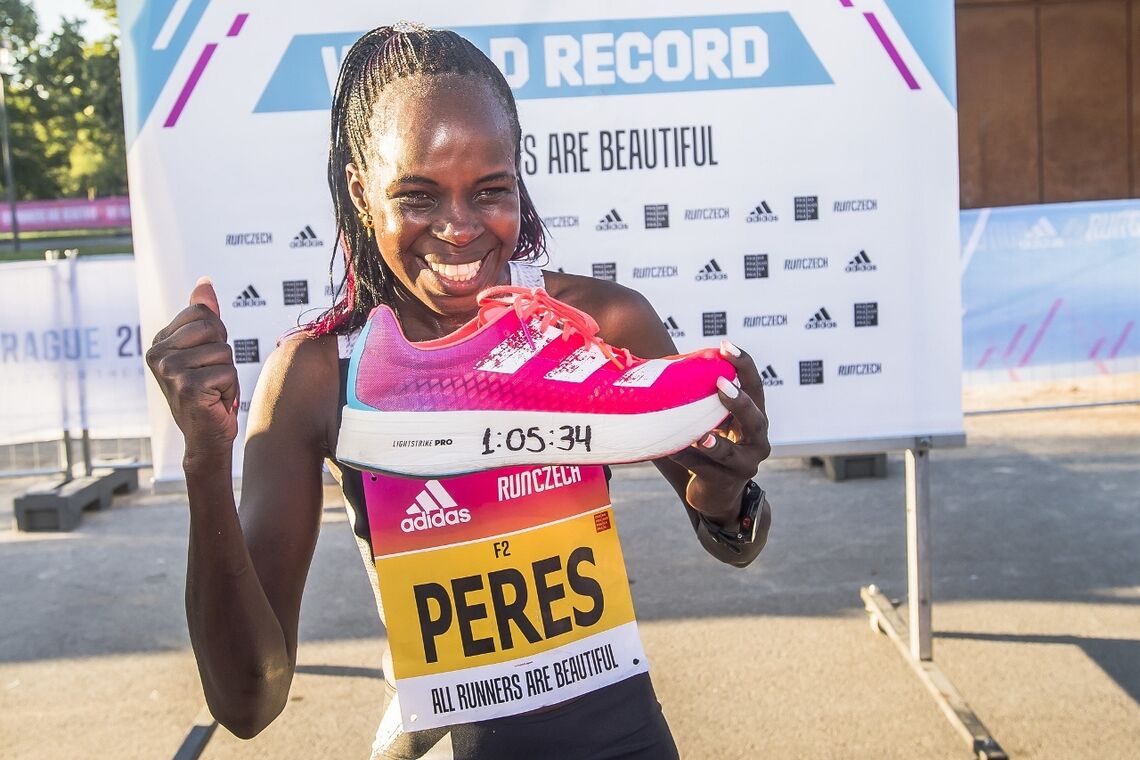 Peres Jepchirchir holder fram skoen med den nye rekordtiden - halvmaraton kvinner i rent kvinnefelt. (Foto: RunCzech)