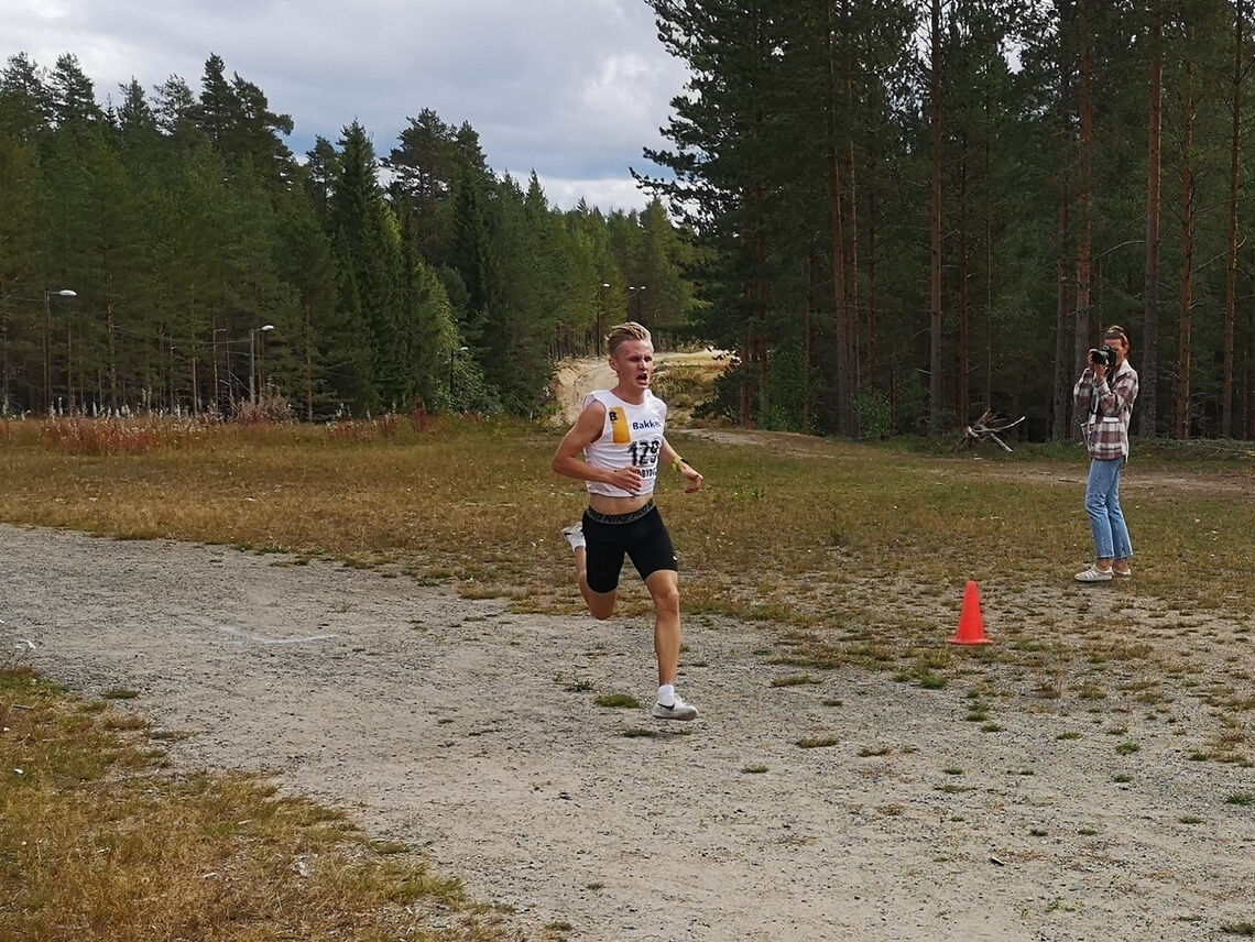 Petter Johansen spurter inn til seier i Stavåsen. 