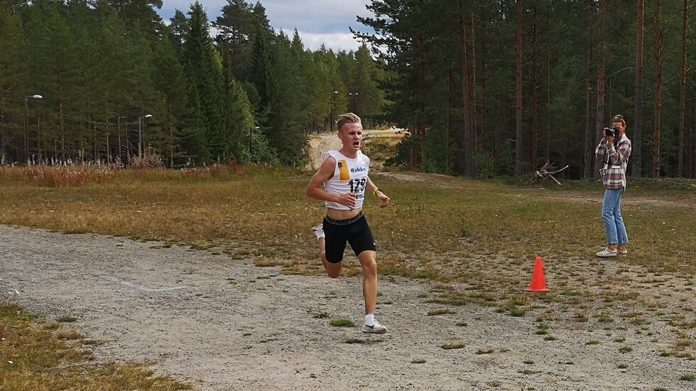 Petter Johansen spurter inn til seier i Stavåsen. 