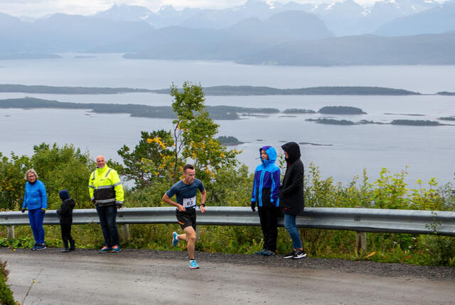 Johan Bugge, Eidsvåg IL, mot mål i Varden Opp til suveren siger på ny løyperekord. Johan sprang i mål på tida 16.25 i den 3,8km lange løypa frå Molde sentrum med 406 høgdemeter opp til mål på Varden. Han forbedra sin eigen rekord frå 2018 med 19 sekundar og var 1 min 36 sek. raskare enn nr 2 Anders Haga. Frå målområdet er det praktfullt utsyn over Molde med fjord- og fjellandskapet omkring. (Foto Stian Drogseth).