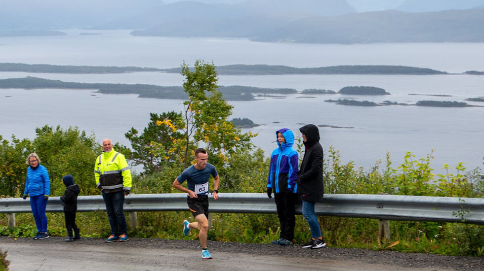 Johan Bugge, Eidsvåg IL, mot mål i Varden Opp til suveren siger på ny løyperekord. Johan sprang i mål på tida 16.25 i den 3,8km lange løypa frå Molde sentrum med 406 høgdemeter opp til mål på Varden. Han forbedra sin eigen rekord frå 2018 med 19 sekundar og var 1 min 36 sek. raskare enn nr 2 Anders Haga. Frå målområdet er det praktfullt utsyn over Molde med fjord- og fjellandskapet omkring. (Foto Stian Drogseth).