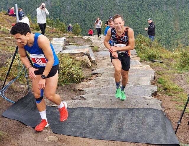 Eirik Haugsnes opp mot mål og seier i Sherpatrappa Opp. Han har nesten tatt igjen fjorårsvinner Elias René Valøy som startet 14 sekunder foran. (Arrangørfoto) Eirik Haugsnes opp mot mål og seier i Sherpatrappa Opp. Han har nesten tatt igjen fjorårsvinner Elias René Valøy som startet 14 sekunder foran. (Arrangørfoto)