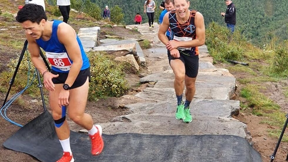 Eirik Haugsnes opp mot mål og seier i Sherpatrappa Opp. Han har nesten tatt igjen fjorårsvinner Elias René Valøy som startet 14 sekunder foran. (Arrangørfoto)