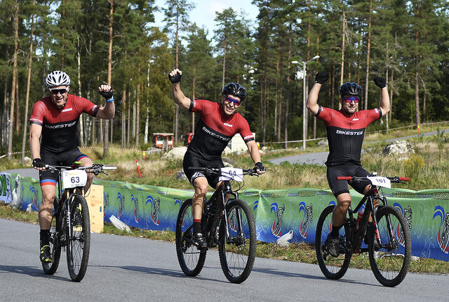 Det var god stemning blant de som hadde fått startplass i årets korona-versjon av Grenserittet. Fra venstre: Thomas Aarn, Bård Sundberg og Daniel Brun ved målgang. (Alle foto: Bjørn Johannessen)